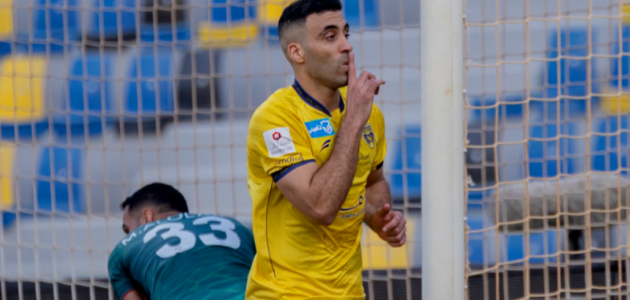 حمد الله يقترب من معادلة السومة بـ160 هدفًا: صعود المهاجم المغربي في الدوري السعودي